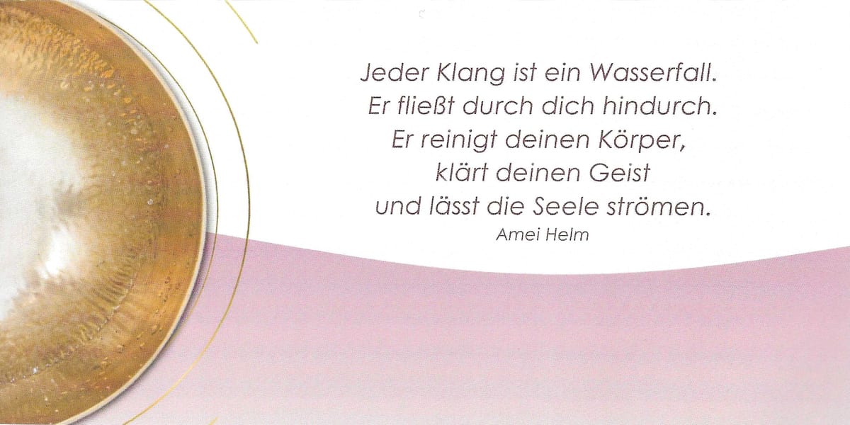 Innenseite der Klangherz-Gutschein-Karte mit Klangschalen-Detail und dem Zitat von Amei Helm: Jeder Klang ist ein Wasserfall